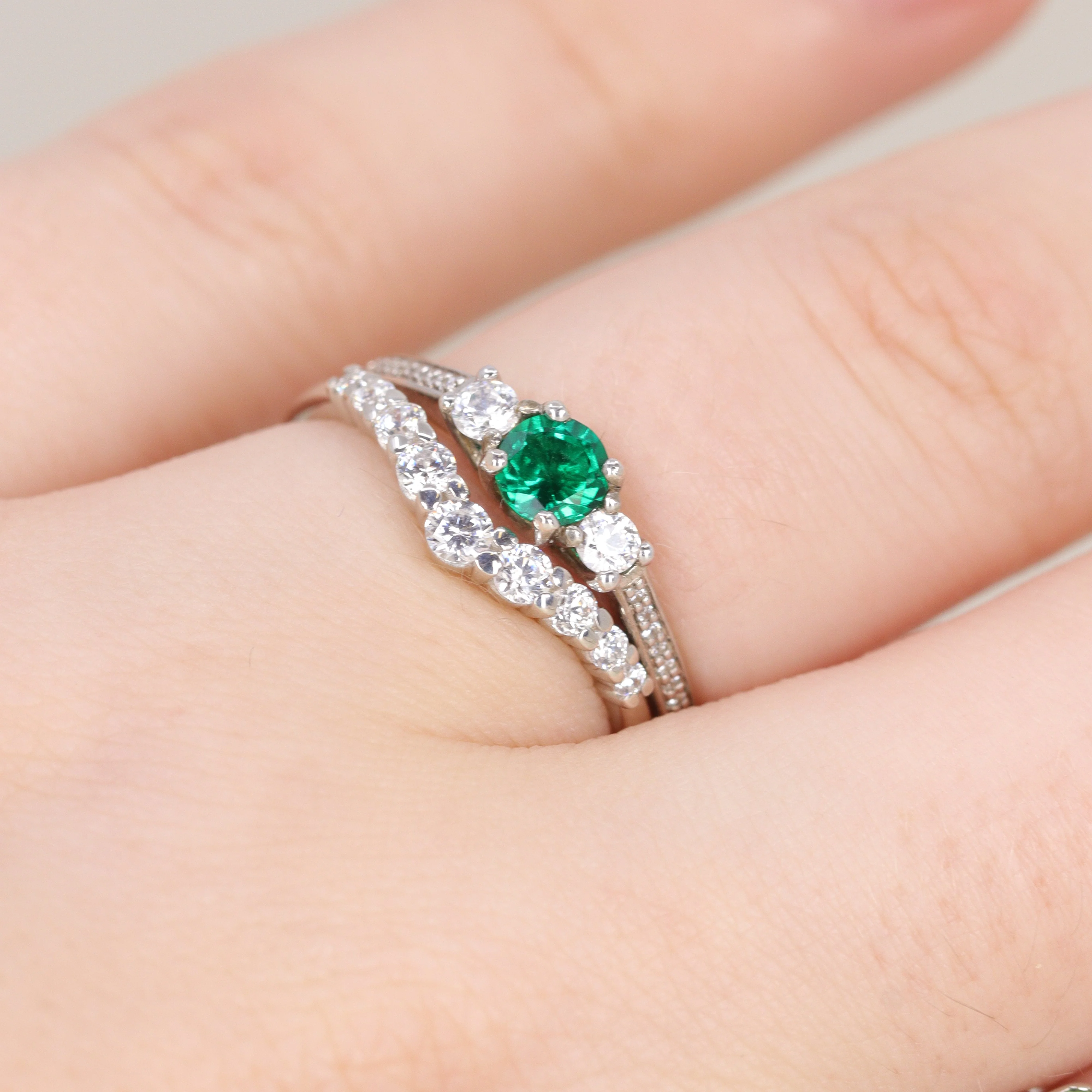 Cleo - Graduated Round Brilliant Cut Diamond Shaped Wedding Ring - Made-to-Order - Image 3